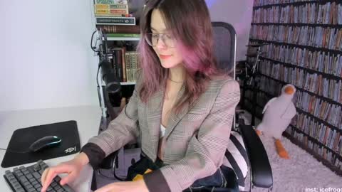 Snapshot of icefroq chatting on 01-21-25, 11:24 Julia online show from 01-21-25, 11:24