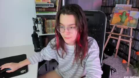 Snapshot of icefroq chatting on 03-07-25, 09:59 Julia online show from 03-07-25, 09:59