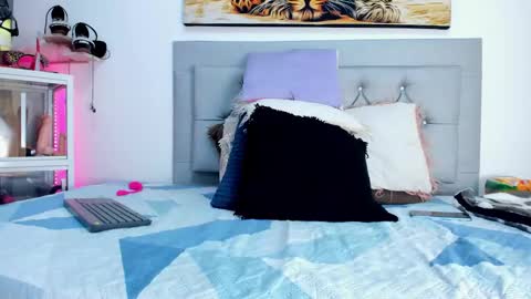 Snapshot of idaly_lovepussy chatting on 01-21-25, 10:30 idaly online show from 01-21-25, 10:30