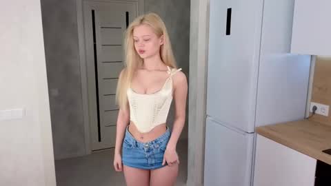 Snapshot of ifiwasyourgf chatting on 02-22-25, 03:23 Lisa online show from 02-22-25, 03:23