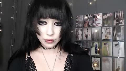 iiiiiiis online show from 04-22-26, 09:01