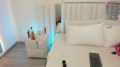 Snapshot of iim_cloe chatting on 06-26-26, 10:47 Naty online show from 06-26-26, 10:47
