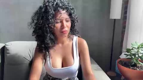 Snapshot of illaroom chatting on 11-26-25, 01:56 Kloe online show from 11-26-25, 01:56