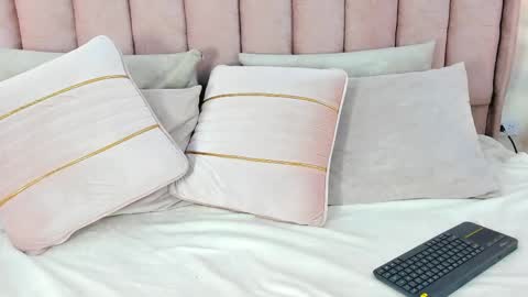 Snapshot of im_caro chatting on 11-18-25, 05:34 Caro online show from 11-18-25, 05:34