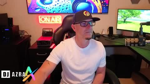 Snapshot of imdjazra chatting on 12-19-24, 02:13 DJ Azra online show from 12-19-24, 02:13