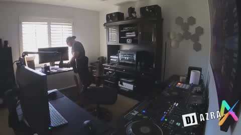 Snapshot of imdjazra chatting on 10-29-25, 09:38 DJ Azra online show from 10-29-25, 09:38