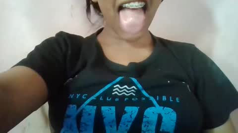 Snapshot of imlovelyrose chatting on 02-07-25, 09:37 ROSE online show from 02-07-25, 09:37