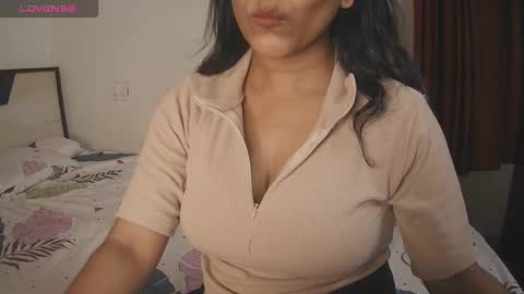 Snapshot of imlovelyrose chatting on 09-28-25, 12:21 ROSE online show from 09-28-25, 12:21