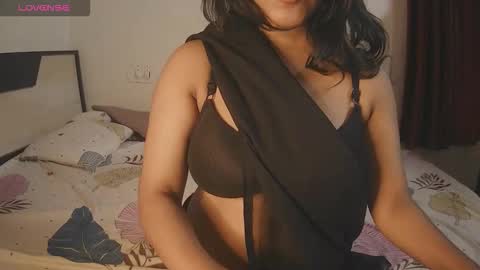 Snapshot of imlovelyrose chatting on 09-29-25, 12:10 ROSE online show from 09-29-25, 12:10