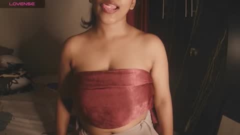 Snapshot of imlovelyrose chatting on 10-06-25, 07:22 ROSE online show from 10-06-25, 07:22