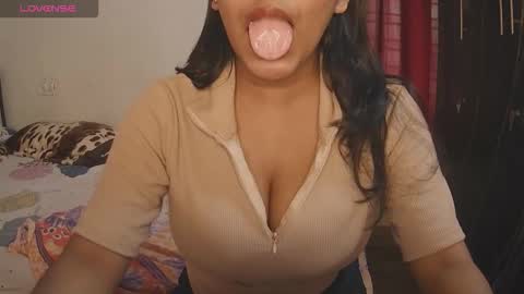 Snapshot of imlovelyrose chatting on 10-08-25, 08:34 ROSE online show from 10-08-25, 08:34