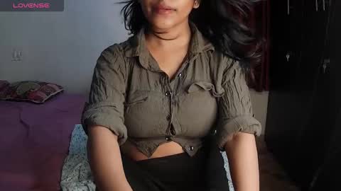 Snapshot of imlovelyrose chatting on 11-05-25, 01:11 ROSE online show from 11-05-25, 01:11