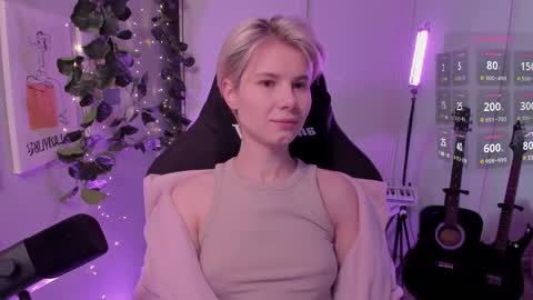 Mia online show from 03-09-25, 10:19