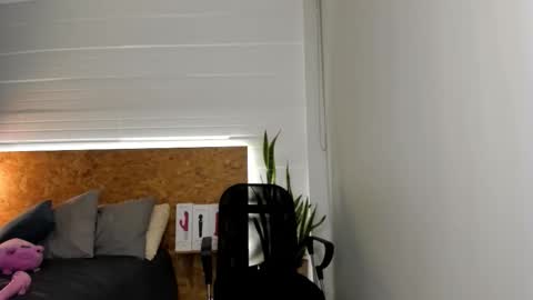 Angel online show from 03-08-26, 02:04