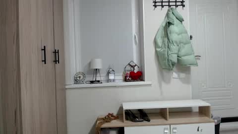 Della online show from 02-24-26, 07:01