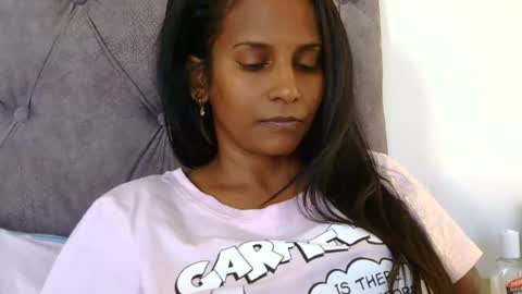 Snapshot of indianjasmin chatting on 06-19-26, 07:01 priya online show from 06-19-26, 07:01