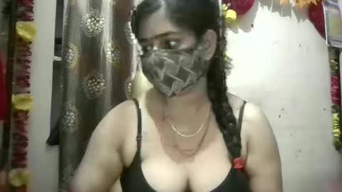 Snapshot of indiansexyqueen chatting on 12-17-25, 10:05 indiansexyqueen online show from 12-17-25, 10:05