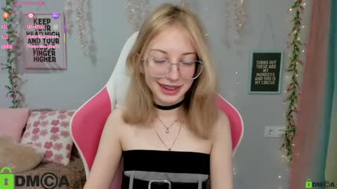 Mia online show from 03-25-26, 01:39