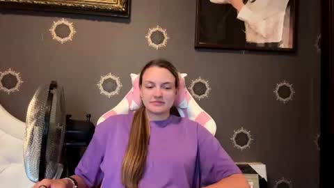 Snapshot of ingaswancey chatting on 07-16-26, 04:35 Emmi online show from 07-16-26, 04:35