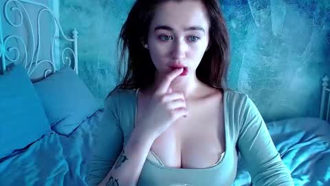 Lina online show from 12-16-25, 01:21