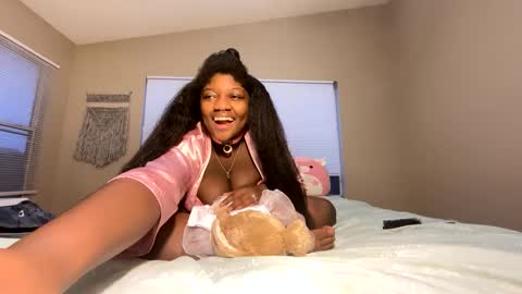 Snapshot of innocentfreaklola chatting on 10-11-25, 01:31 Lola online show from 10-11-25, 01:31