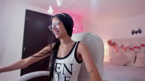 Snapshot of iris8_ chatting on 10-31-25, 01:23 iris8_ online show from 10-31-25, 01:23