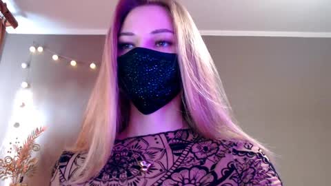 Snapshot of iris_lave chatting on 04-25-26, 03:31 Lily online show from 04-25-26, 03:31