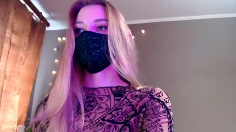 Snapshot of iris_lave chatting on 05-12-26, 02:14 Lily online show from 05-12-26, 02:14