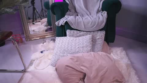 Snapshot of irisreynolds chatting on 12-31-24, 12:43 Maria online show from 12-31-24, 12:43