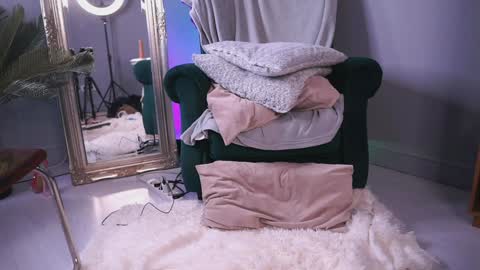 Snapshot of irisreynolds chatting on 01-06-25, 03:20 Maria online show from 01-06-25, 03:20