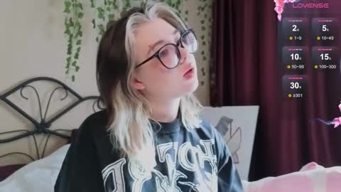 Snapshot of irissocute chatting on 09-10-25, 04:34 I am Cutie Iris3 online show from 09-10-25, 04:34