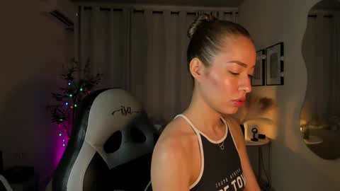 Snapshot of isa_____ chatting on 12-17-24, 10:11 isa_____ online show from 12-17-24, 10:11