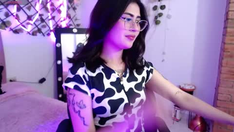 Snapshot of isa_bunny18 chatting on 10-21-25, 02:23 isabela online show from 10-21-25, 02:23