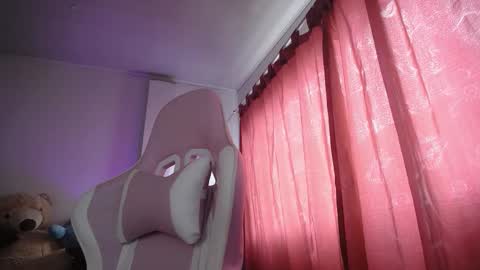 Snapshot of isa_emeralds chatting on 11-19-25, 03:23 Isabella online show from 11-19-25, 03:23