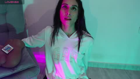 Isabella Hall online show from 04-09-26, 01:49