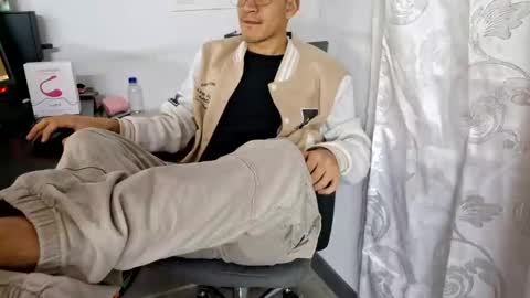 Snapshot of isaac_winter_ chatting on 10-16-25, 02:45 Isaac online show from 10-16-25, 02:45