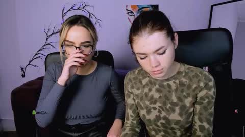 Snapshot of isabel_wave chatting on 11-06-25, 01:23 isabel online show from 11-06-25, 01:23