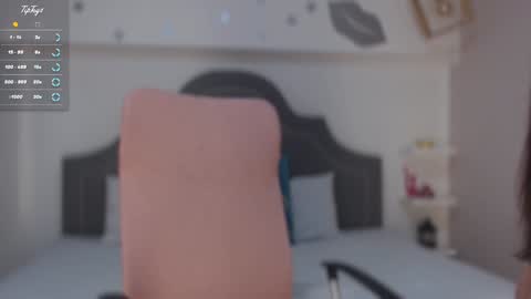 Snapshot of isabella__shine chatting on 01-14-25, 07:32 Isa online show from 01-14-25, 07:32