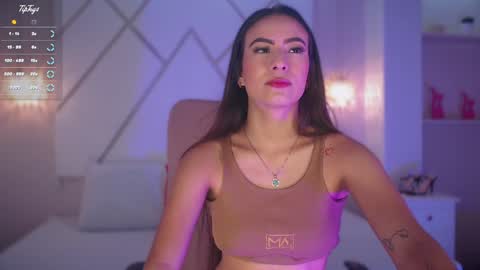 Snapshot of isabella__shine chatting on 01-31-25, 03:33 Isa online show from 01-31-25, 03:33