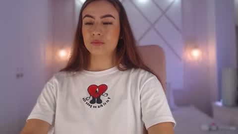 Snapshot of isabella__shine chatting on 09-18-25, 04:09 Isa online show from 09-18-25, 04:09