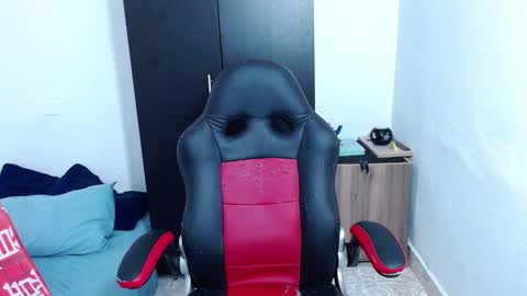 Snapshot of isabella_hots chatting on 01-29-25, 10:37 estefania online show from 01-29-25, 10:37