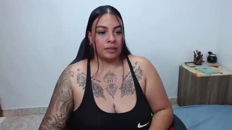 Snapshot of isabella_hots chatting on 02-21-25, 08:27 estefania online show from 02-21-25, 08:27