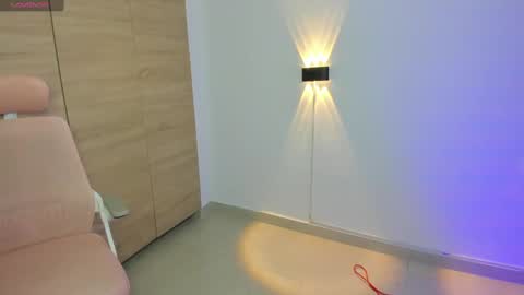 Isabella Thompson online show from 03-11-25, 08:53