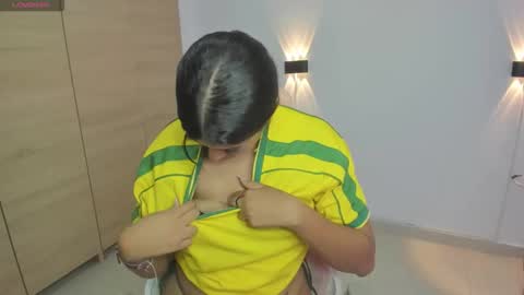 Isabella Thompson online show from 09-30-25, 08:58