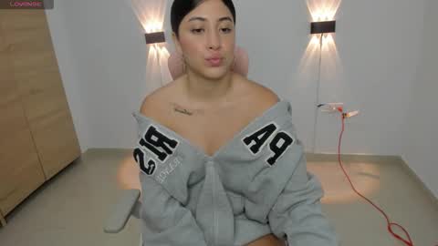 Isabella Thompson online show from 10-14-25, 09:04