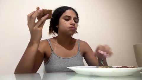 Snapshot of isabellakoffs chatting on 09-20-25, 02:01 Isabella.. back again online show from 09-20-25, 02:01