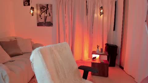 Snapshot of isabellalux_ chatting on 06-25-26, 05:39 ISABELLA online show from 06-25-26, 05:39