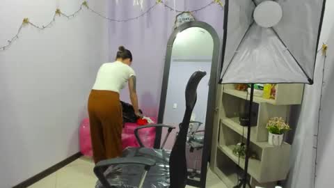 Snapshot of isabellasummer_ chatting on 04-16-26, 01:01 isebella online show from 04-16-26, 01:01