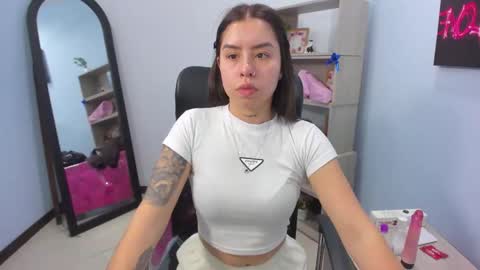 Snapshot of isabellasummer_ chatting on 05-19-26, 01:50 isebella online show from 05-19-26, 01:50