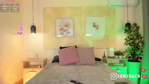 Snapshot of isabellasweet__ chatting on 06-10-26, 03:50 online show from 06-10-26, 03:50